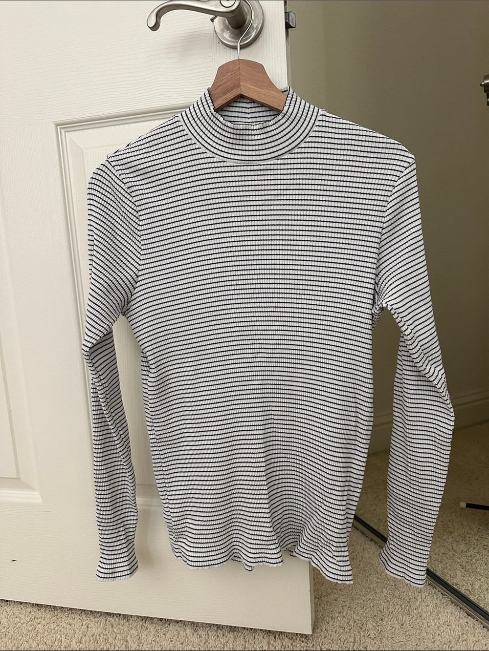 Uniqlo Women's Black & White Ribbed Mock Neck Long Sleeve Tee